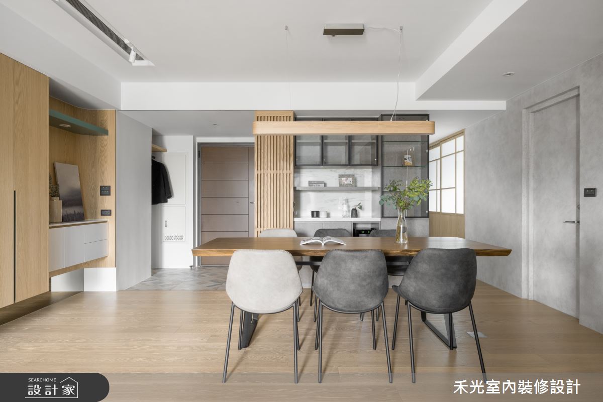 左方餐櫃以屋主喜歡的綠色做跳色混搭，餐廳牆面也以特殊漆變化，創造豐富的視覺層次。