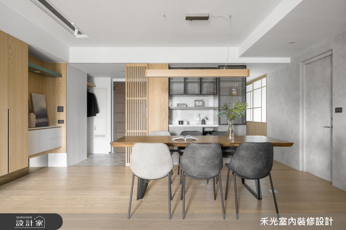 考量進門的風水顧慮，特地於餐櫃立面增加可收納的格柵屏風，來化解入門的穿堂煞疑慮。