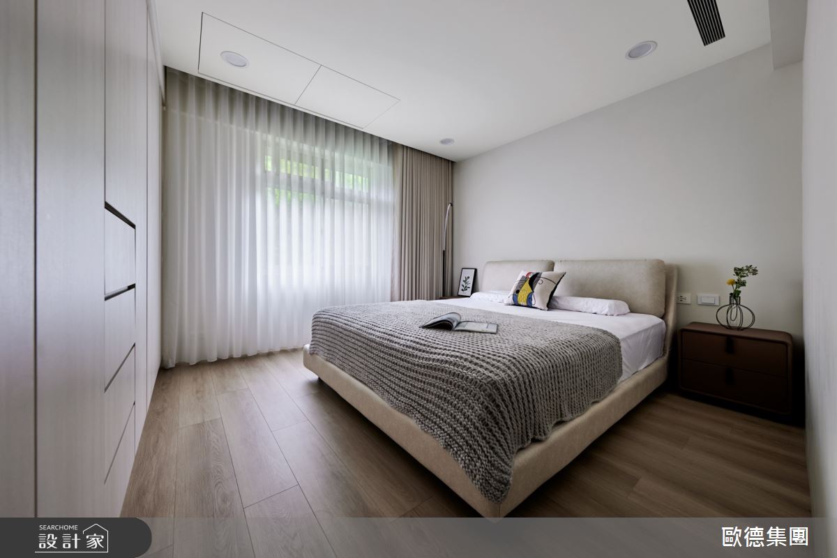 天花的柔美圓弧、窗邊自然景緻以及歐德系統櫃簡約俐落無把手設計,讓藝人阿諾宛如置身在飯店般愜意。