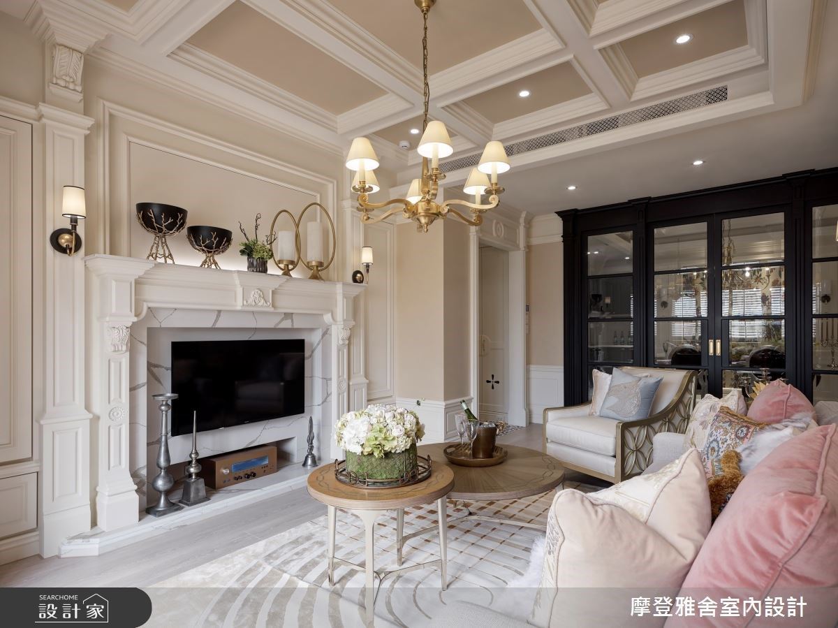 電視牆以對稱設計內藏隱藏櫃,創造大量的收納機能。