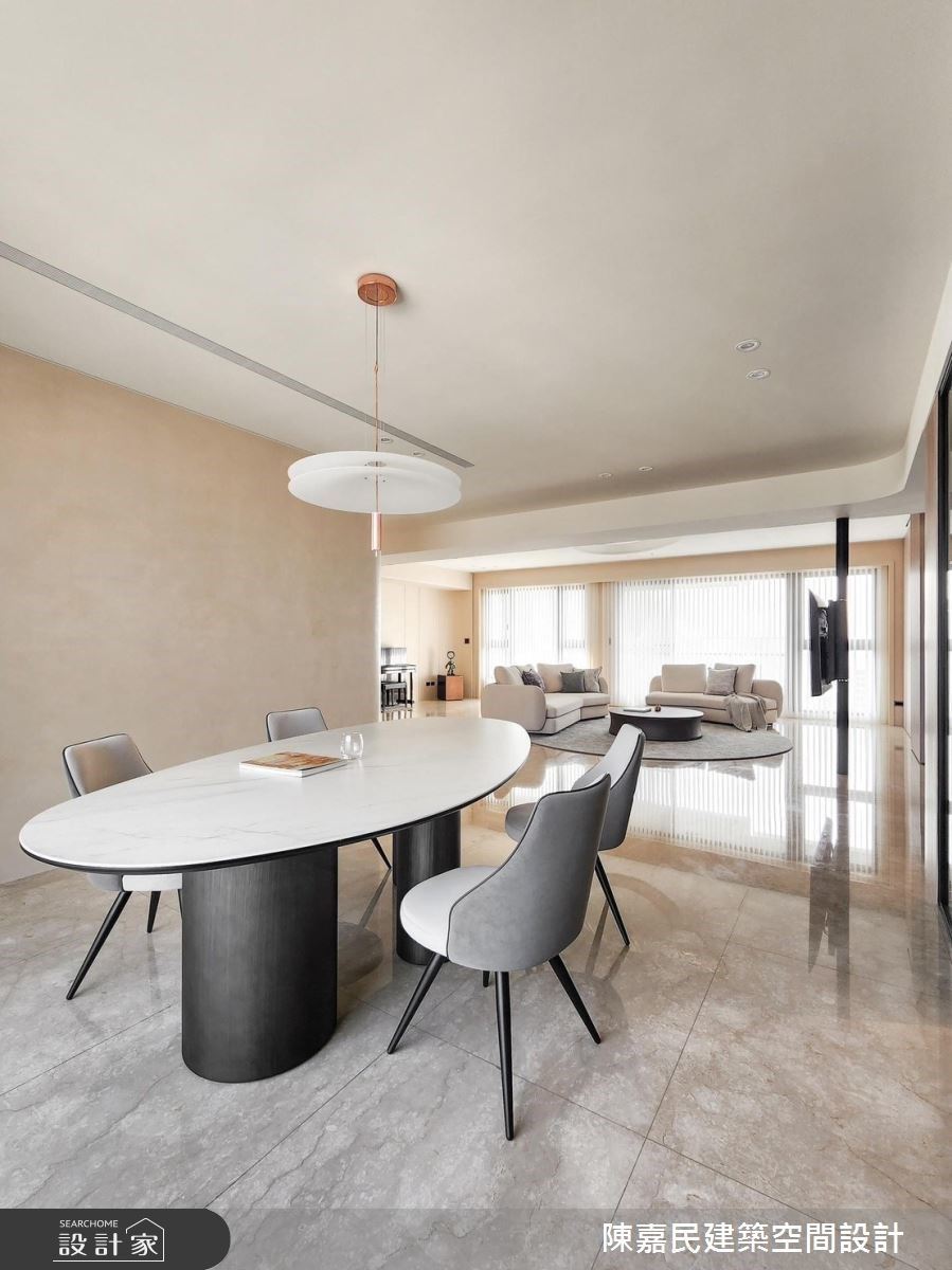 餐廳僅簡單配置餐桌椅,保留最大的空間及動線,讓空間更加流暢。