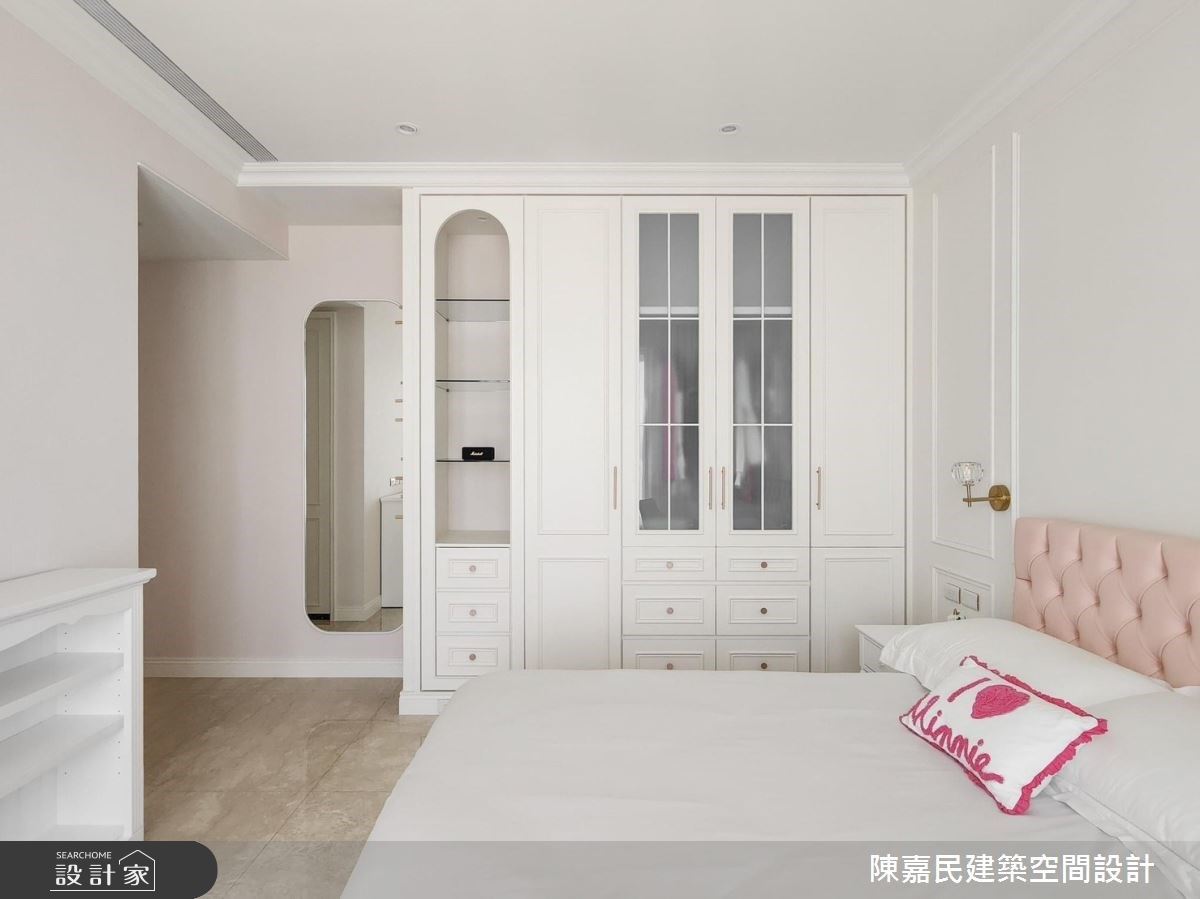 選用美式格子門加上噴砂玻璃,作為女兒房間的小巧思,堆疊出細膩的視覺變化,突顯質感的表現。