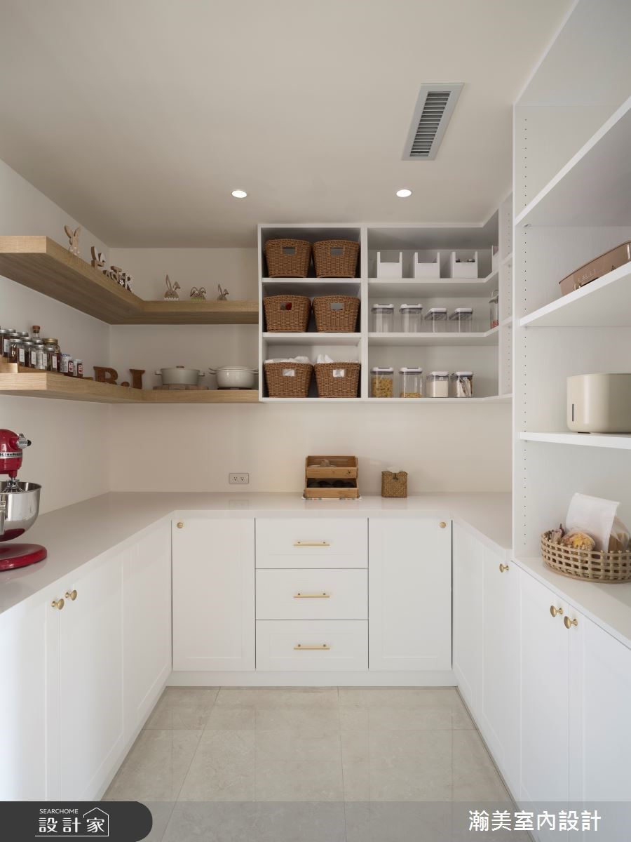 為了貼合屋主的備品習慣，鄰近廚房旁的空間更改為儲藏室，可擺放許多乾糧。