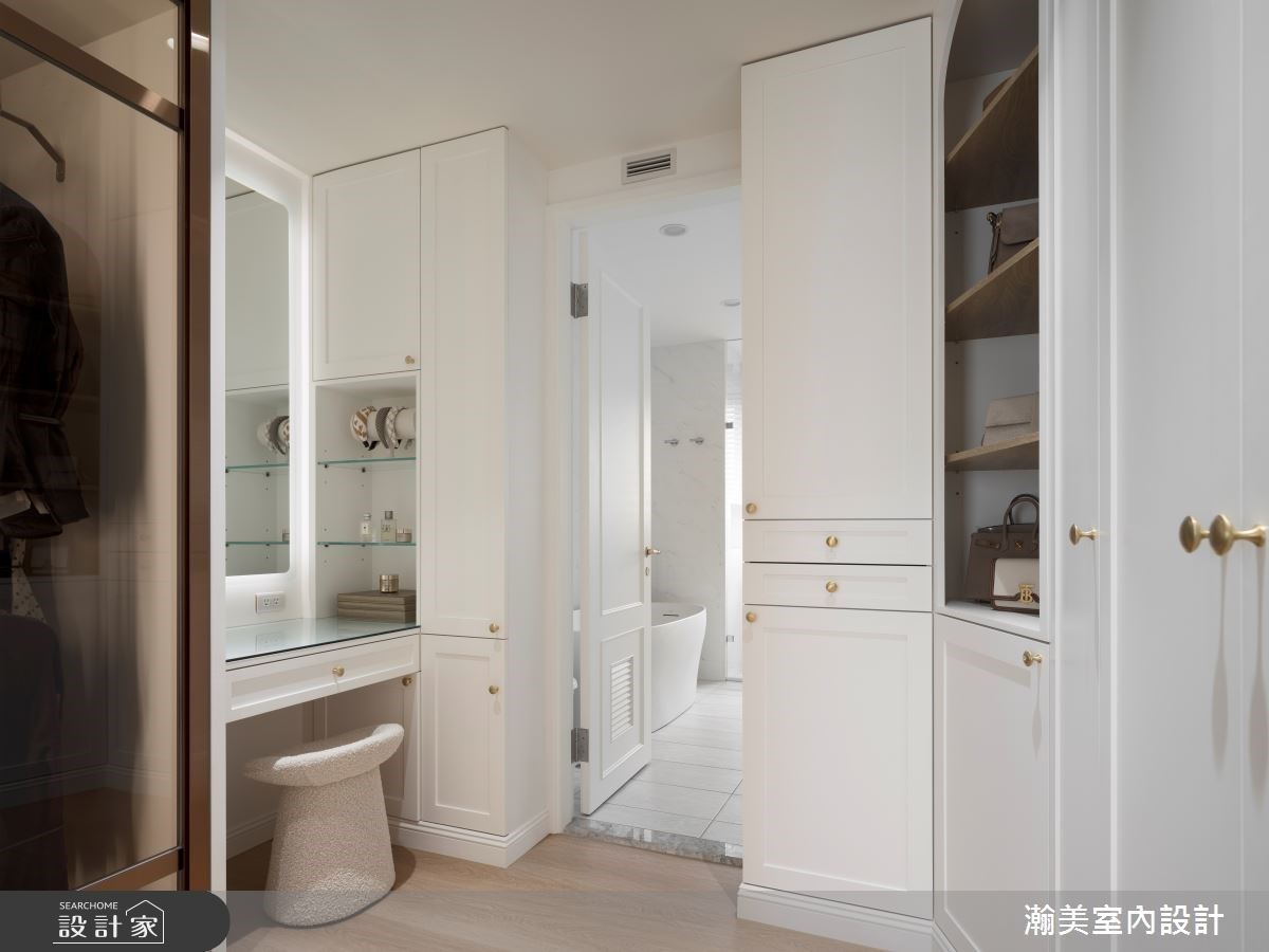 從主臥房走入主衛浴，規劃女屋主的梳妝台，並以半透衣櫃吊掛男屋主衣物， 滿足夫妻兩人的機能要求。