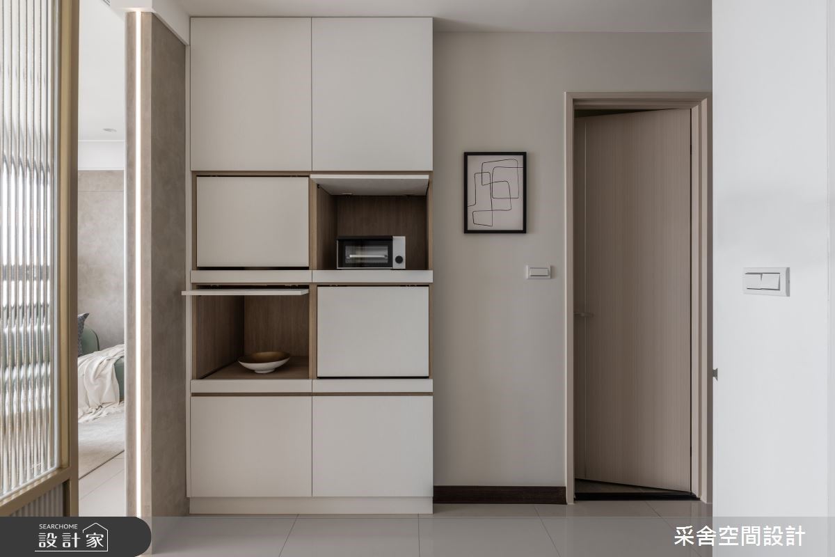 在電視牆面後,規劃畸零角落為電器櫃,活用動線上的安排,不浪費每個角落,為小宅安排出最好的收納空間。