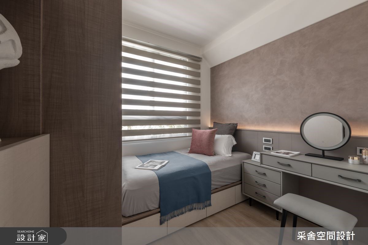 床頭上方的樑柱也以斜角修飾的方式,解除床頭壓樑的風水問題。