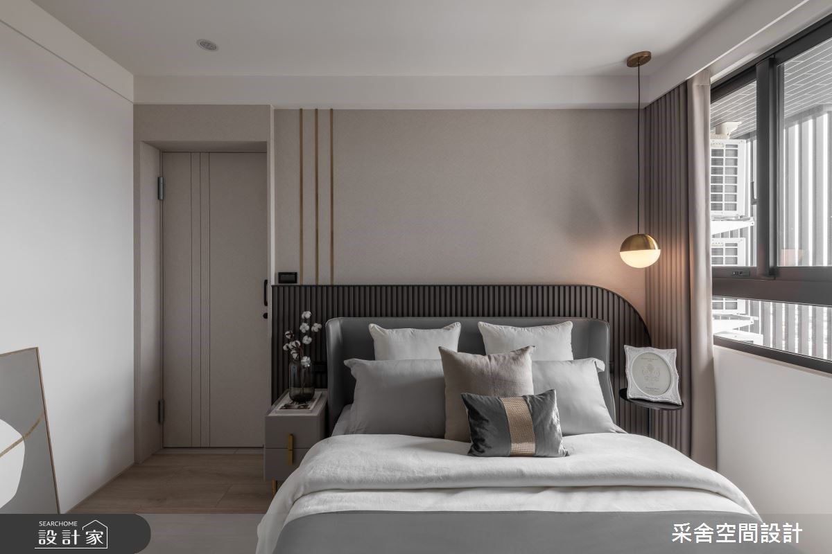 設計師琢磨柔和溫潤色調,賦予主臥室有別於孝親房的優雅,終以灰色調性,提供女屋主沉穩內斂的質感,呈現出更加有品味的視覺層次。