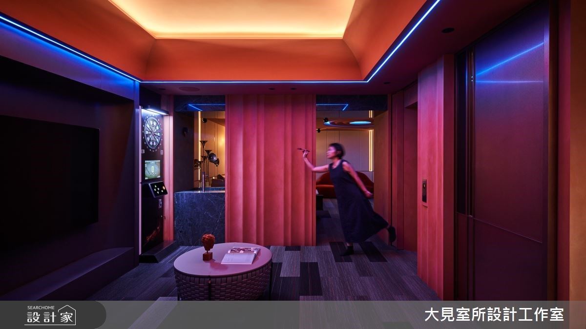 酒吧旁的遊戲區，除了設置大電視、遊戲機，同時也規劃飛鏢機的功能，完善賓客在此的娛樂機能。