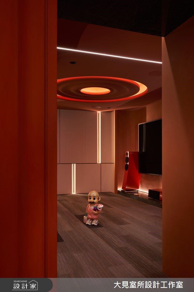 視聽室壁面的錶布及地毯，讓聲音被吸附，能阻隔傳導聲音，讓賓客享受沉浸式的娛樂空間。