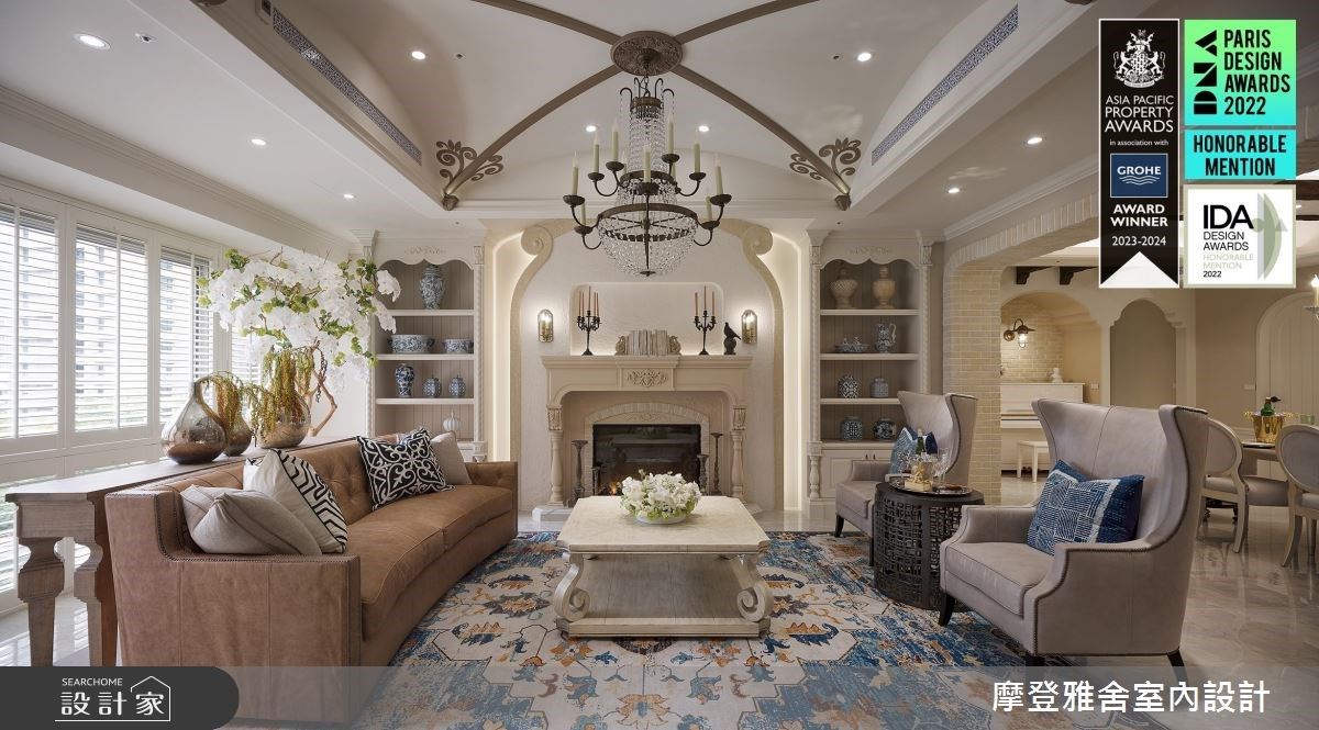 以西班牙教堂為靈感的尖頂開放式公領域天花設計,將採光最好的地點保留給所有家人,進一步模糊了起居、社交與用餐的空間,與重視家庭的西班牙觀念不謀而合。