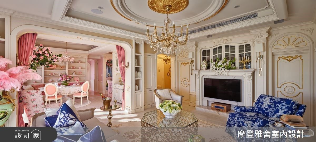 著名的凡爾賽宮相當鍾情於鏡面、鍍金元素與強烈色採,在天花與立面皆會大量使用,設計師更搭配古典主義三段式對襯手法,達成視覺極致的理性美。