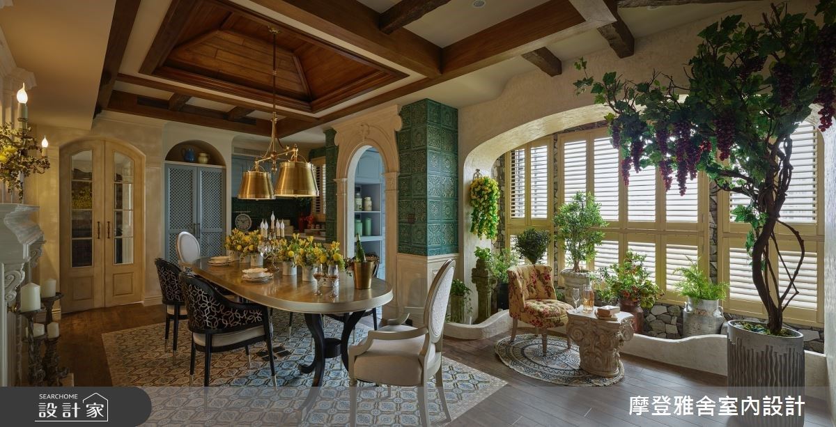 在天地壁運用大量木樑與石材,即可勾勒粗獷自然的義大利鄉村輪廓,色調繽紛且飽和的花磚進一步帶入生氣;另受到地中海建築特性影響,雲型設計亦相當常見。