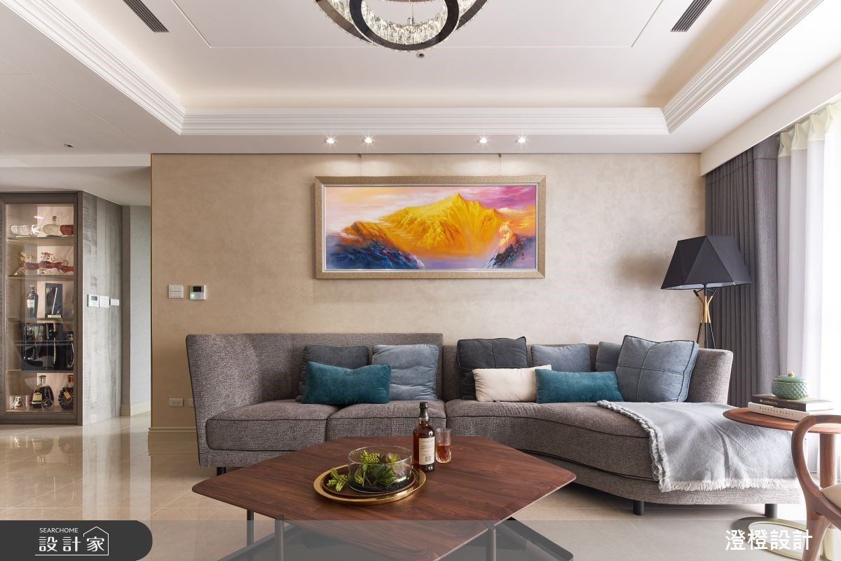 為搭配屋主的收藏畫作及花瓶擺設，牆面以帶金石英沙的礦物漆，整合整體古典空間調性。