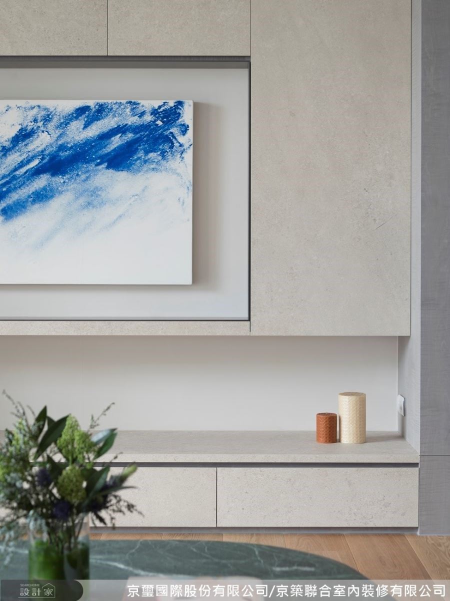 細緻的材質選用，同樣呼應沙岩電視牆，呈現出空間自然的寧靜氛圍。