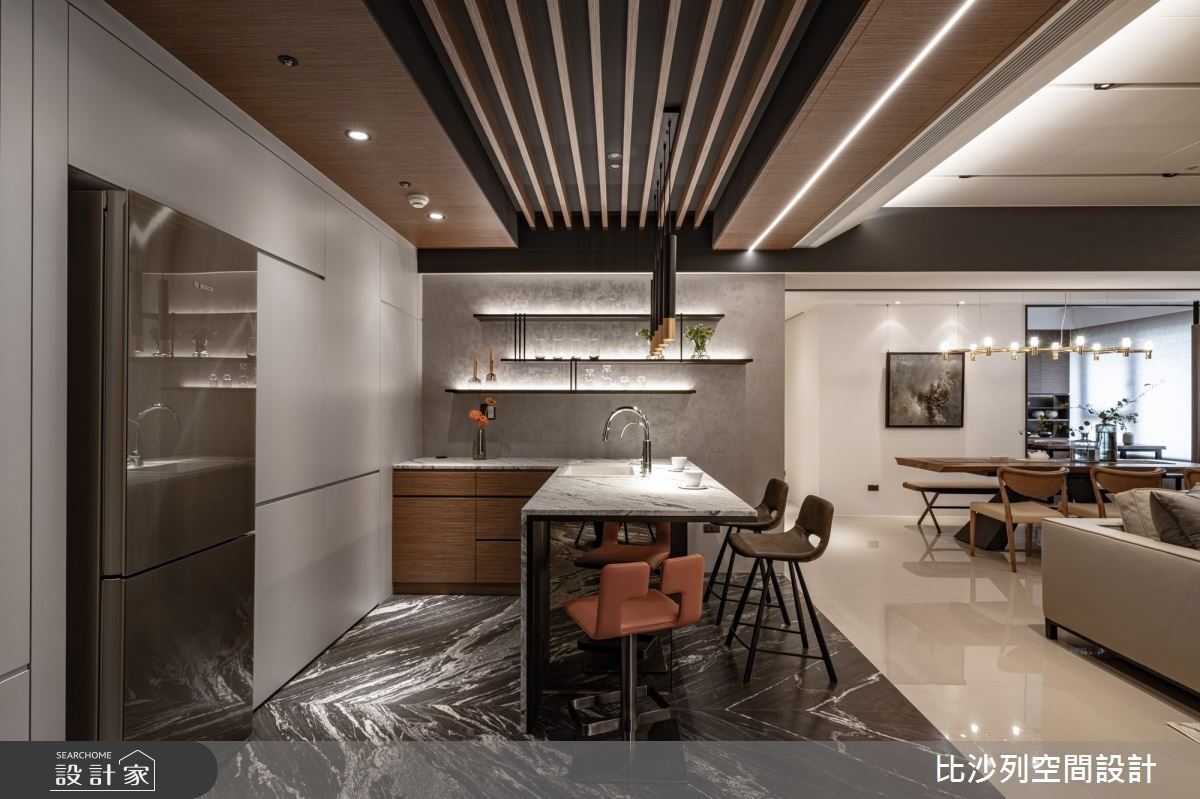 從玄關延續的大理石地坪，顯露潑墨山水的紋理，除了區隔與客廳的視覺，更營造出公領域的端景，形塑輕食區的自由氣氛。