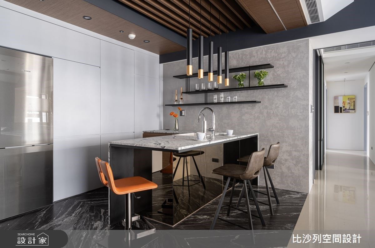 設計師將餐區樑柱化為隱藏收納空間，並再玄關廊道底端，透過手刮金粉牆結合光帶展示架，營造出空間的精緻美感。