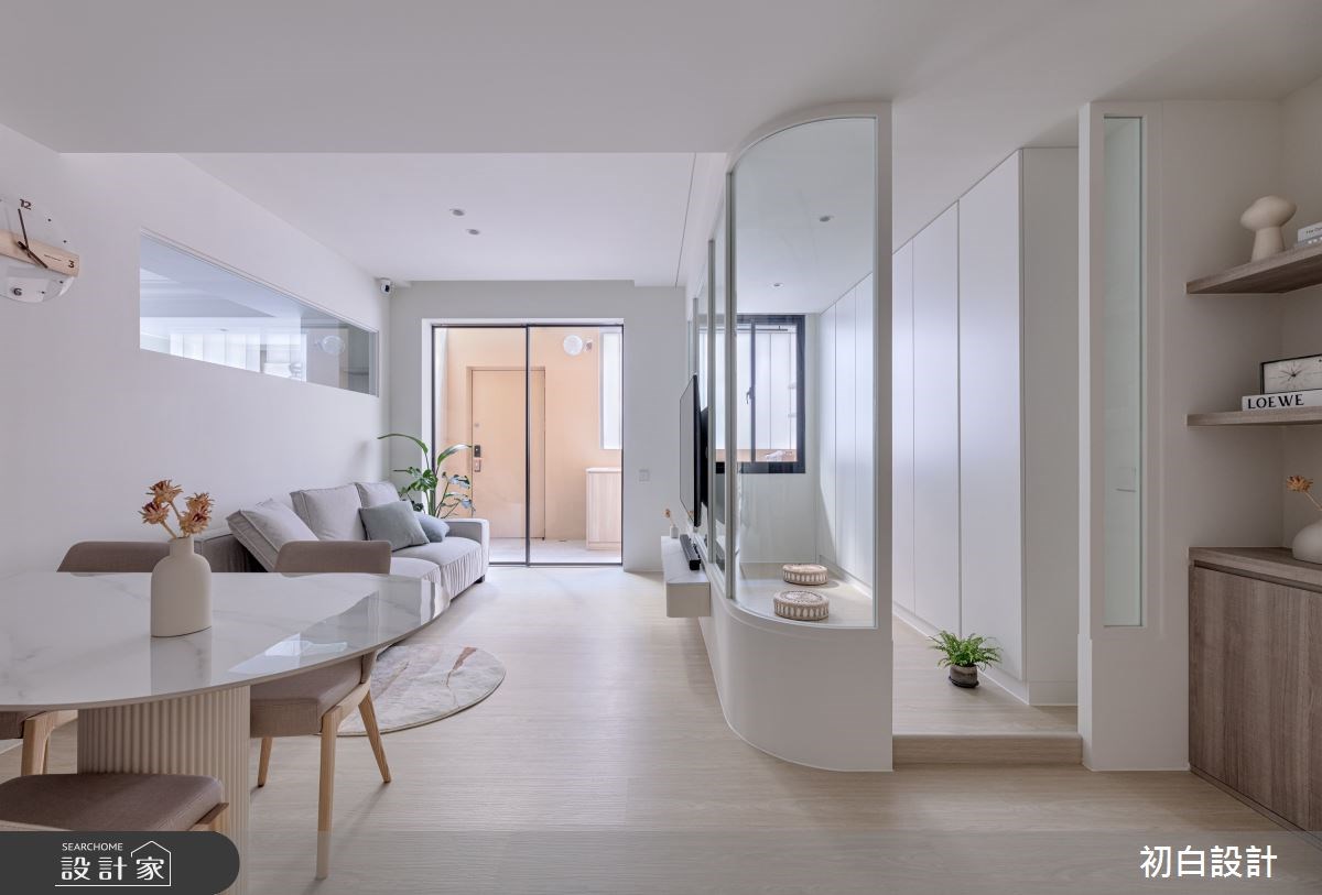 橫廳設計:透明玻璃電視牆後方的多功能空間