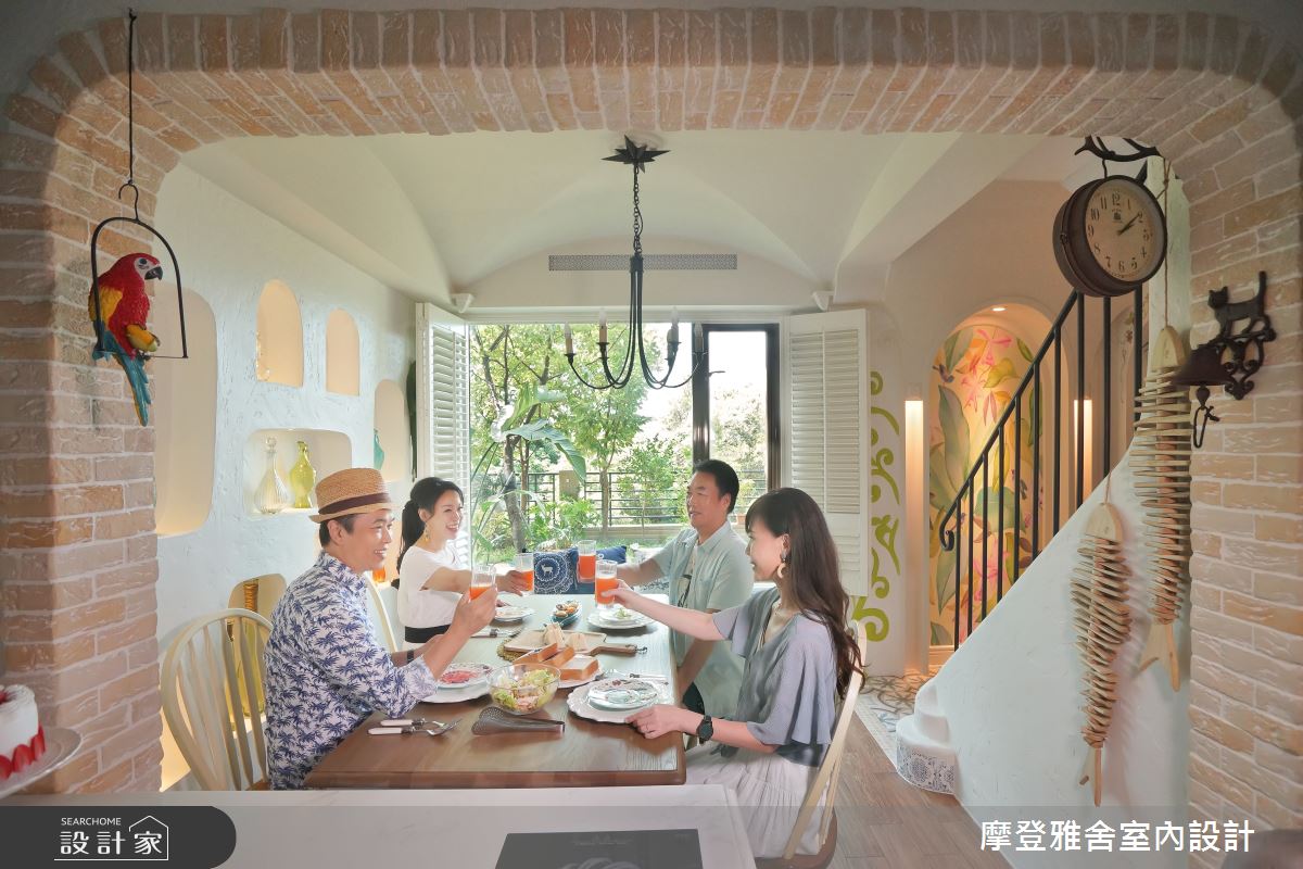 屋主身為重度廚房使用者,將用餐區域安排在採光極佳的位置,一字廚房搭配中島,出餐動線流暢且所有參與者能隨時歡聚互動。