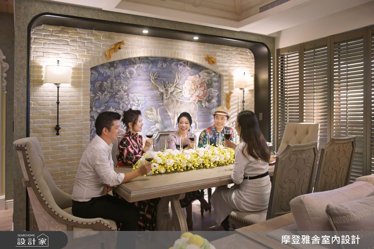 如一週烹飪次數高於 12 次,又以中餐料理為主,設計師相當推薦分離式廚房,並以具有穿透性的玻璃拉門作為空間分野。