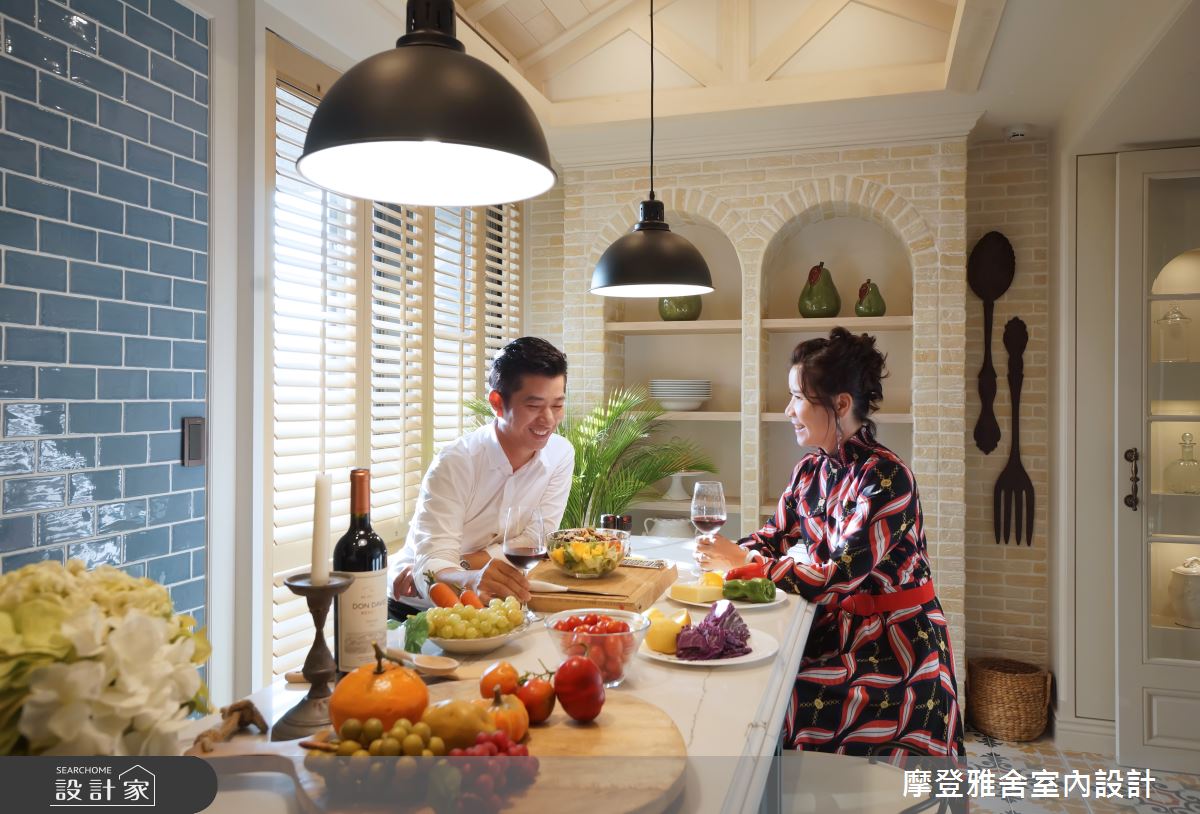 依據用餐人數多寡,備餐中島亦可化身簡易餐桌,讓烹飪動線更加緊密。