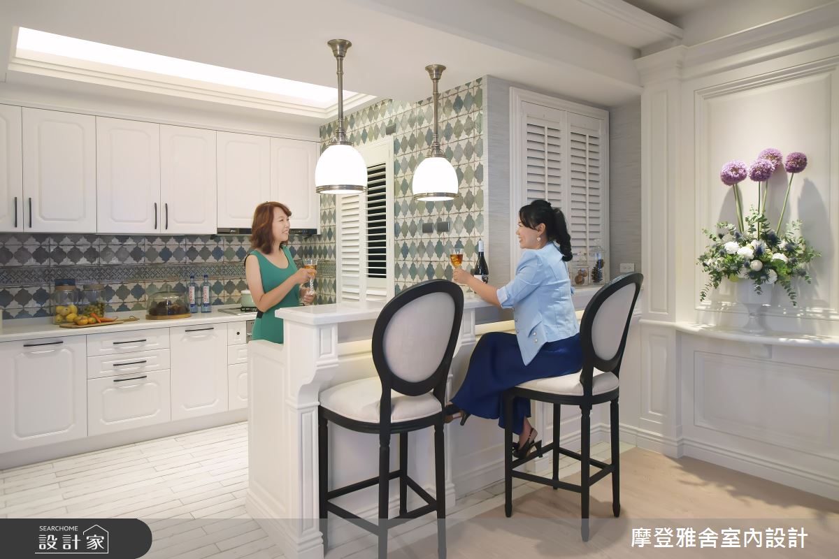 設計師整合 18 坪小空間的餐桌、吧台與烹飪空間,更將收納機能與之融合,形成完整居家中心。