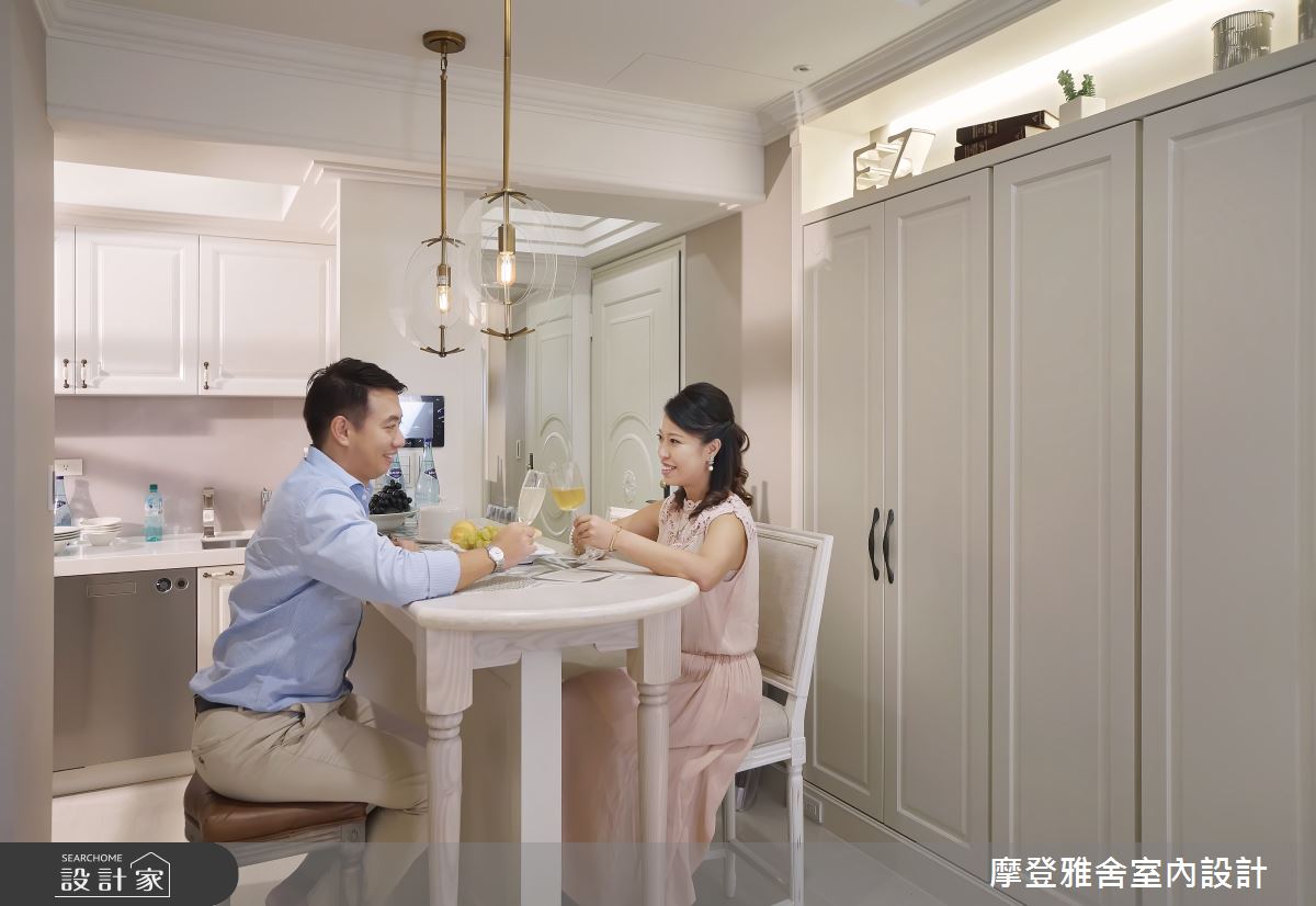 就算是空間有限,仍需提前規劃內嵌式家電如微波爐、洗碗機、烤箱的位置,確保機能完善。