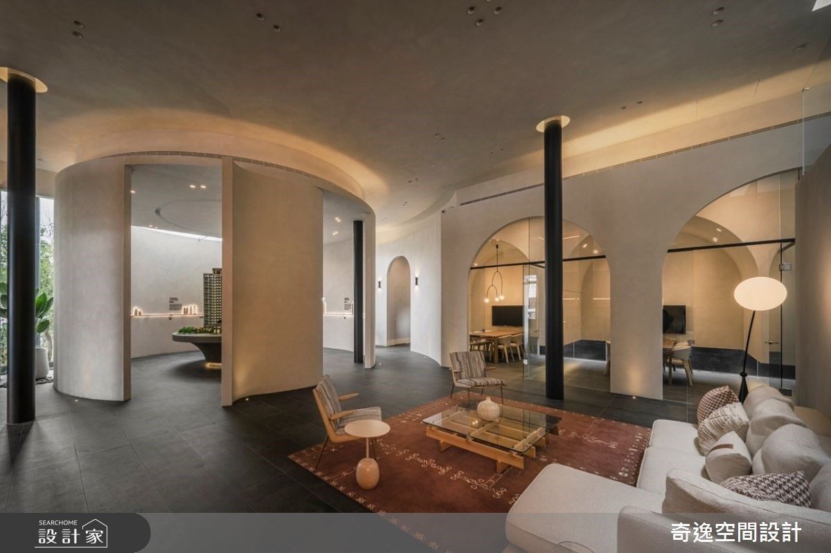 讓沙發區、吧台區、模型區,順勢形成一個環形動線,導引著客戶步入動線。