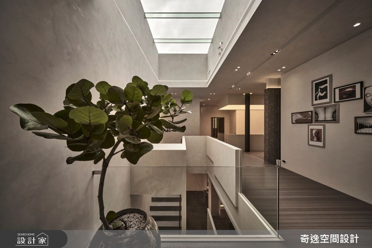 二樓的玻璃採光罩,讓樓梯上方的自然光灑下來。