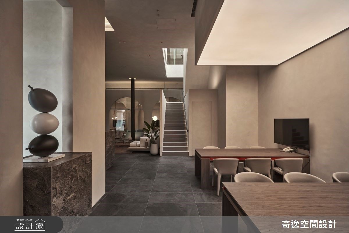 有別於一般商空設計的樓梯,設計師利用切割手法,讓樓梯隱身於幾何塊體之中,並結合兩面高牆增加儀式感,走入樓梯也有著不一樣的視覺效果。