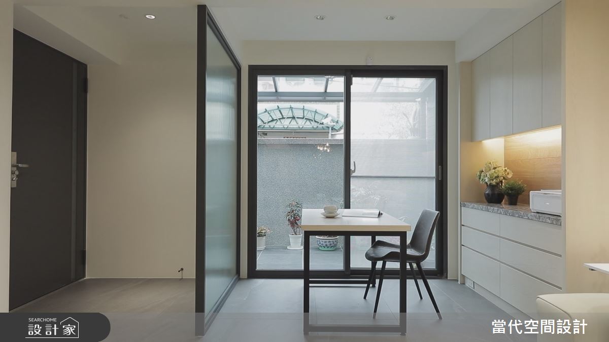 將半腰窗改為落地窗,讓自然光可以自然灑落以及擁有更好的對外視野。