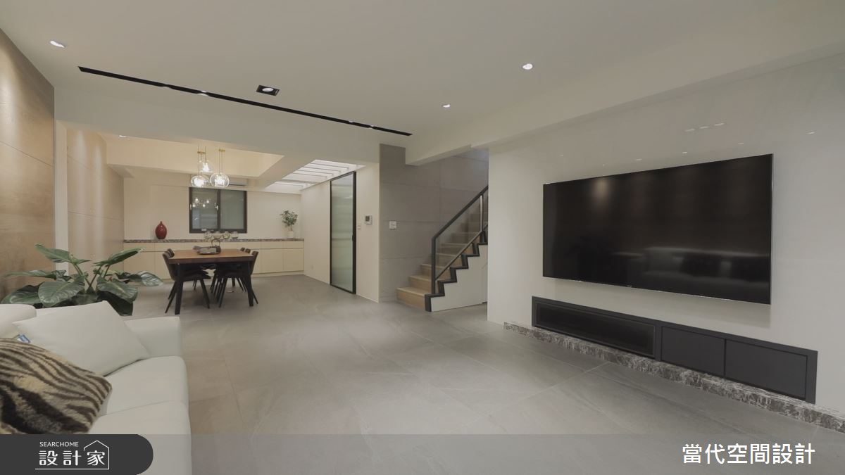 電視牆向後挪移,還原客廳廣闊空間,讓公領域有別於過往的狹窄動線。