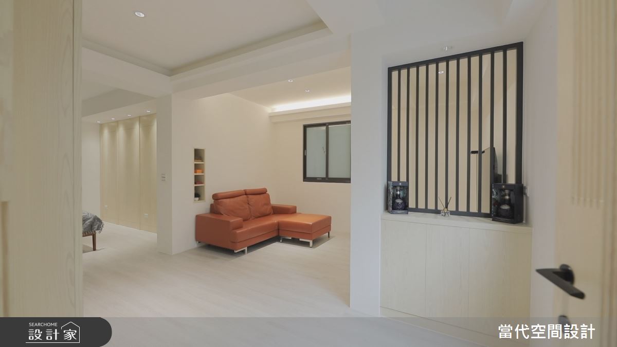 將主衛浴位置轉向,釋放寧靜的睡眠區,也能順勢化解屋主的樑柱疑慮,同時也將留白空間配置小沙發,讓主臥機能完善。