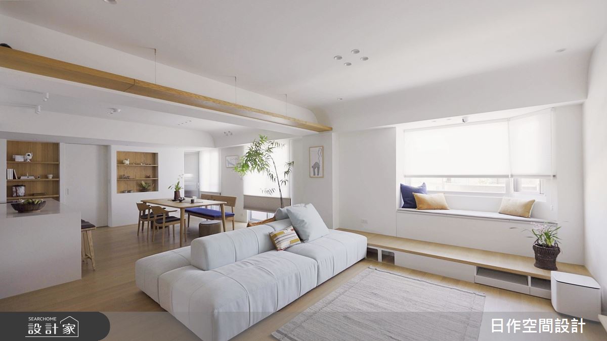 設計師將原來的 3 房格局打開,同時貫穿整個後陽台,讓大面採光得以入室,使得空間提升亮度,視覺上也變得更遼闊。