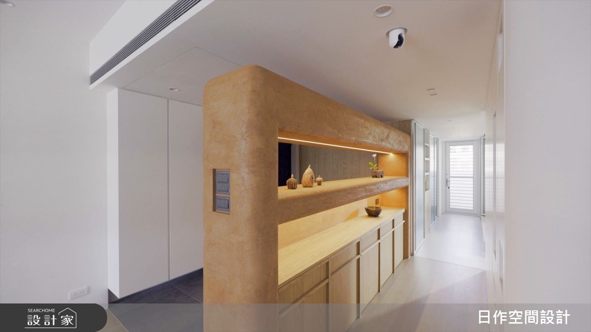 因為樑柱的關係,設計師順勢結合電器櫃及收納,讓玄關區塊成為量體,營造不同的走道動線。