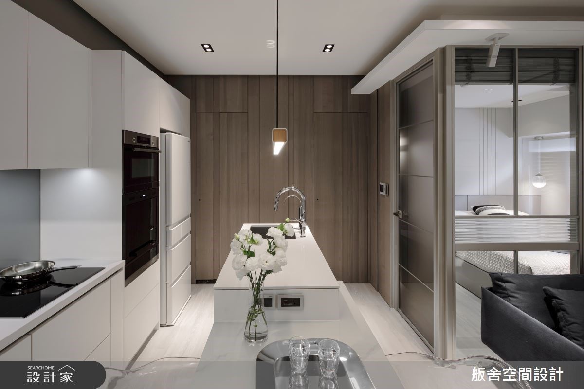 在通往私領域的入口的立面,為避免元素過多,產生壓迫感,選擇利用隱藏門設計,使門片入口融入牆體。