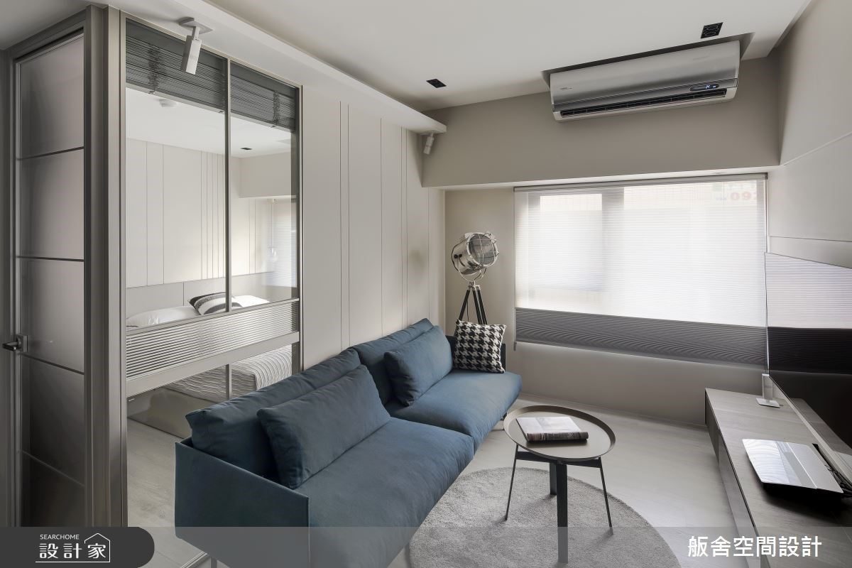 位於沙發背牆後的主臥,則將部分隔間改為玻璃拼接,既維持了寢臥空間所需的隱蔽性,還使空間感更放大。