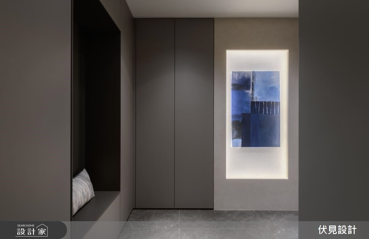 將穿鞋椅的設計融入櫃體中,型塑簡約俐落的視覺感。