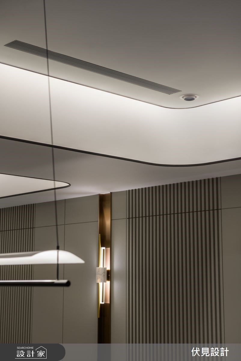 沙發背牆以灰調的中性色延伸,中間穿插格柵設計、鍍鈦金屬的鑲邊,讓牆面純粹卻精緻,體現空間的氛圍。