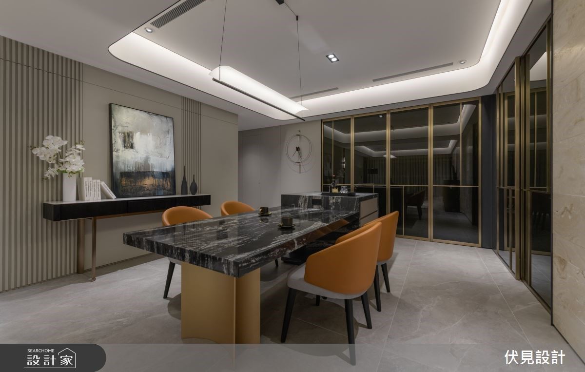 餐區擺放中島並結合餐桌,以黑色搭配金色的風格,呈現空間奢華精緻的時尚感。