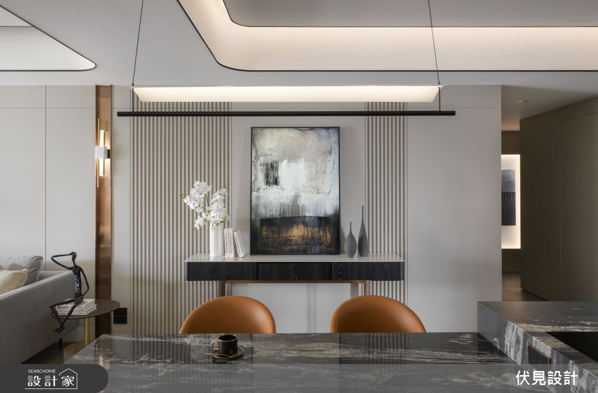 餐桌將石材做拋光的處理,呈現出鏡面的光滑感,方便平日清潔維護。烹飪區使用復古面在檯面,表達霧面質感,也有著防滑的功能,讓使用上更為便利。