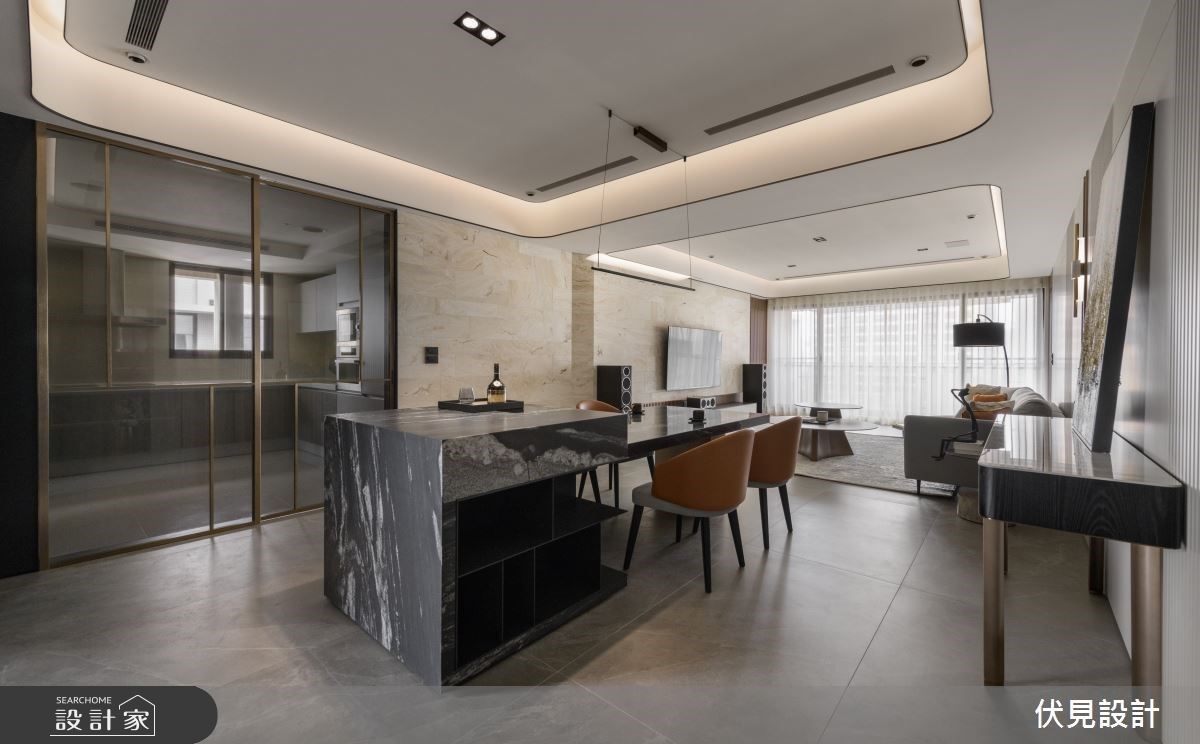 中島下方設計展示櫃可以擺放備品,善用每個小角落,突顯大器大方的收納。