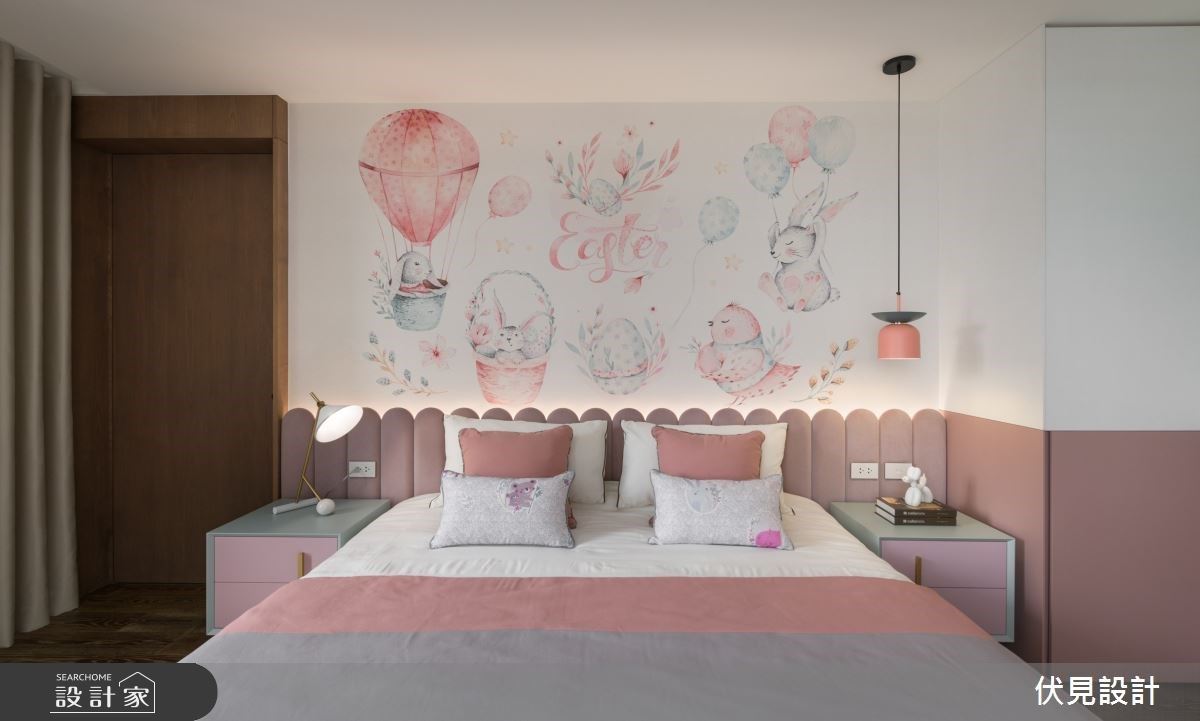 女孩房以粉紅色調作為主軸,結合大圖輸出的藝術手繪,展現孩子的童趣感。
