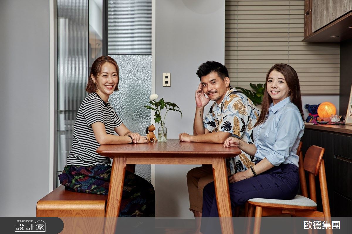 生活不留白,歐德設計師張嘉娟(右前)為 Gigi、史丹利量身訂製 Loft 風品味宅。