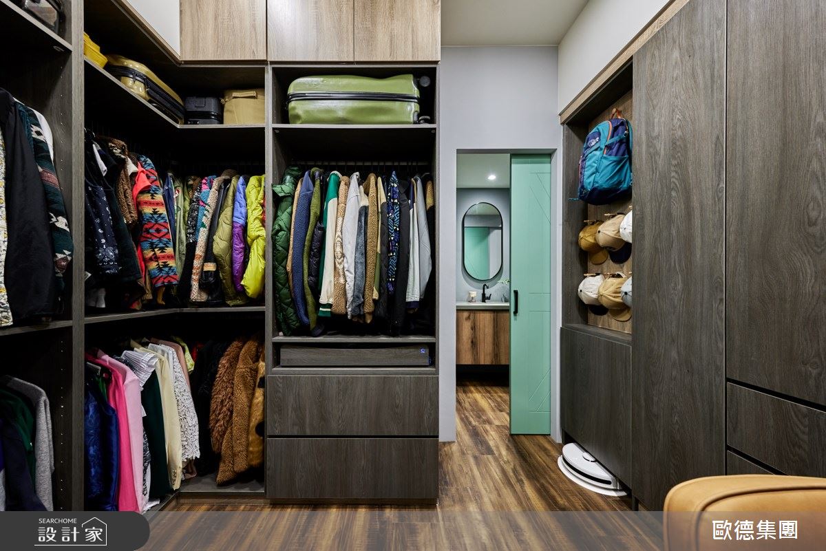 需要龐大收納空間的 Gigi、史丹利,有大量衣服、公仔、滑板車、腳踏車、滑雪用具、行李箱要儲放,裝潢後儲物空間還有餘裕,讓他們驚呼「設計師好神」!