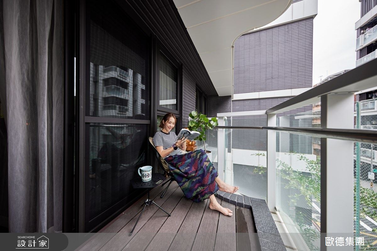 因為「不想穿鞋」在陽台看書,選擇「歐德地球木戶外木地板」,耐磨防滑,可回收再製,讓 Gigi 和史丹利大讚「裝潢新家還可以保護地球。」