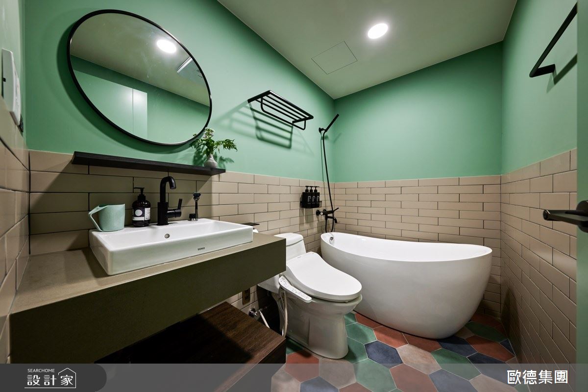 喜歡大自然、色彩繽紛的 Gigi,選用花園綠搭配顏色豐富六角磚及蛋型浴缸,感覺就像出國度假,歐德設計師都稱讚「效果超好」!