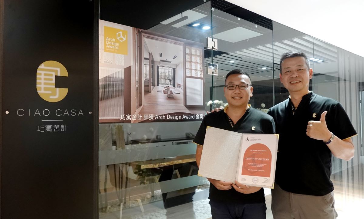 歐德集團董事長陳國都(右)向巧寓總監楊育樺恭喜道賀。