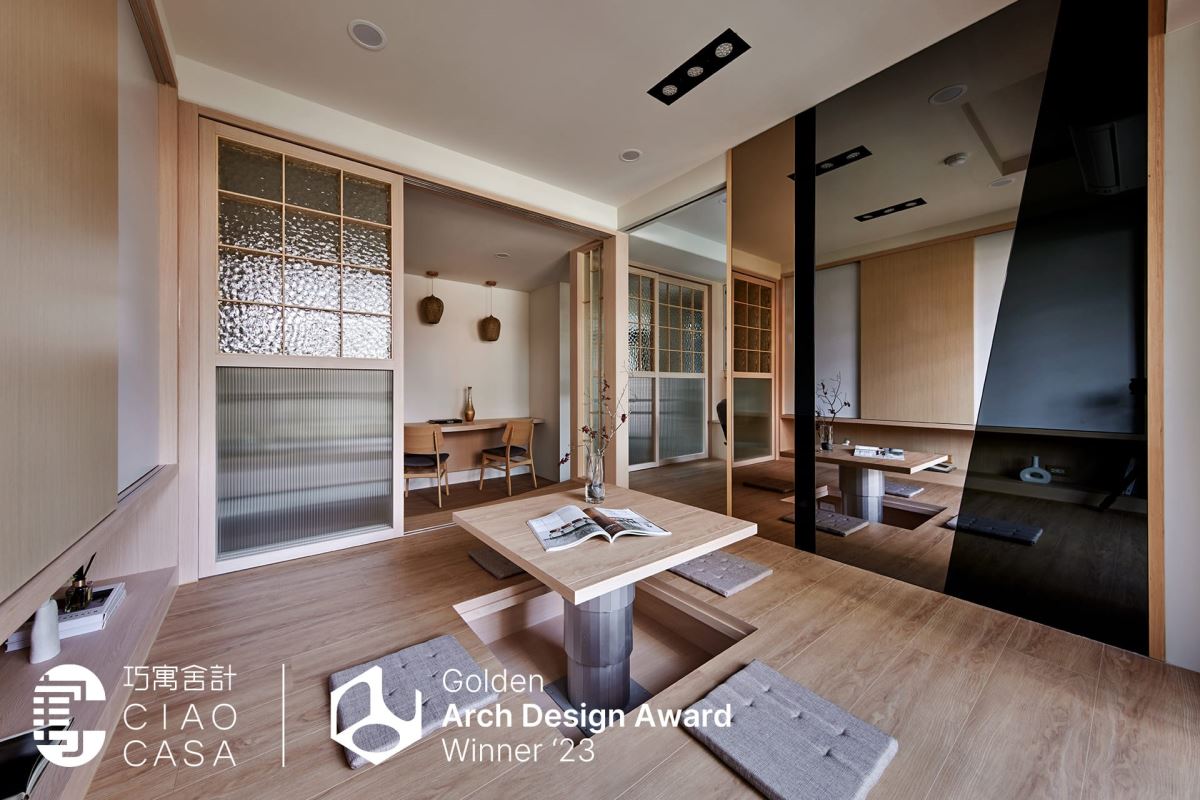 客廳空間以木質為主軸,結合地台、拉門設計,多用途的複合式空間,充滿濃厚日式氛圍(巧寓舍計)。