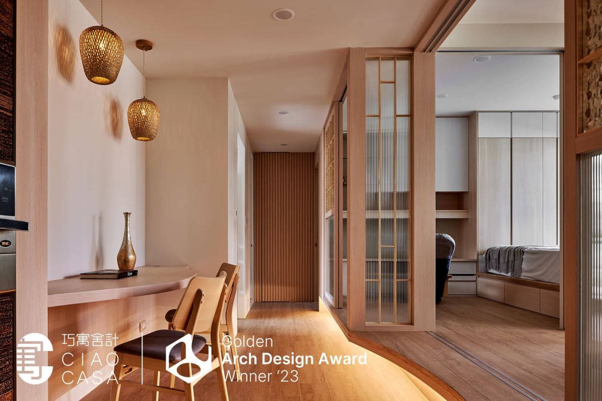 流線型的長廊設計助於視野延展,善用側邊一隅規劃書桌,提高空間使用性。