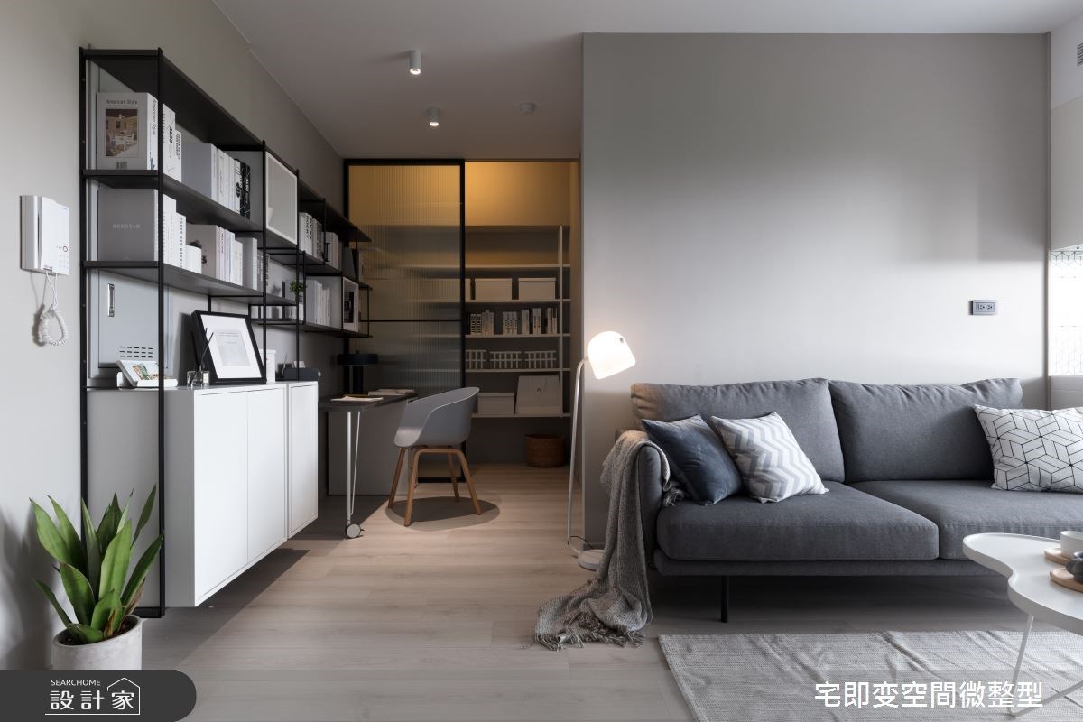 書桌區與小型更衣室整合設計。看完整首購族裝潢>>